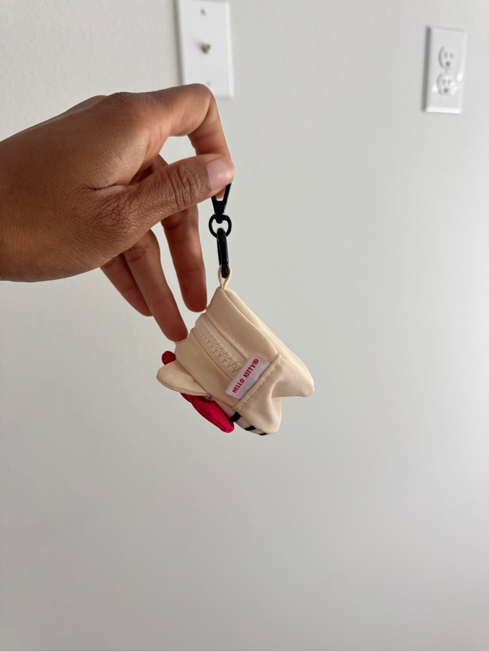 Baggu x Hello Kitty Zip Bag Charm - Picture 3 of 5